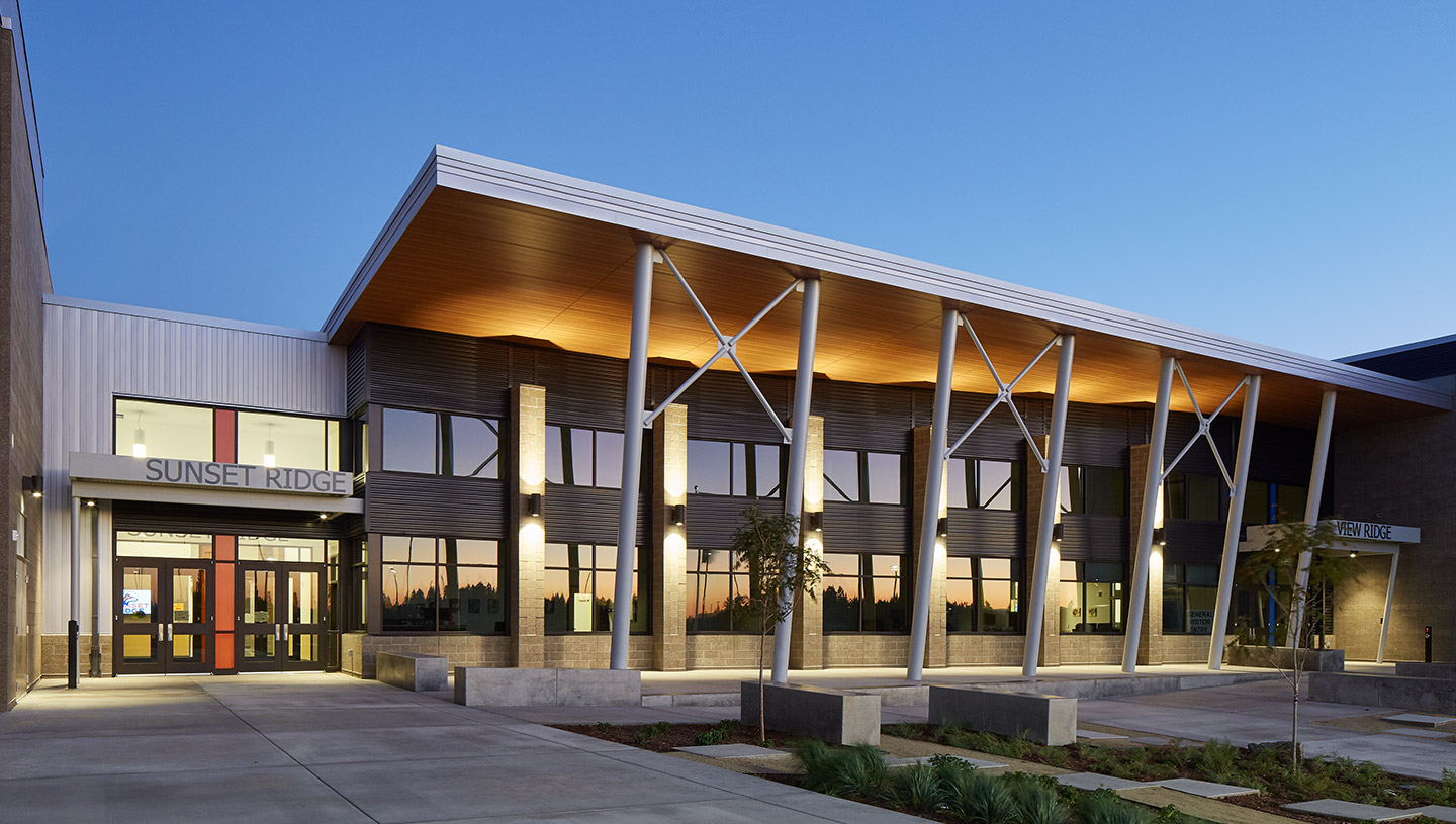 Syrios Pro by Luminis illuminates school building at dusk